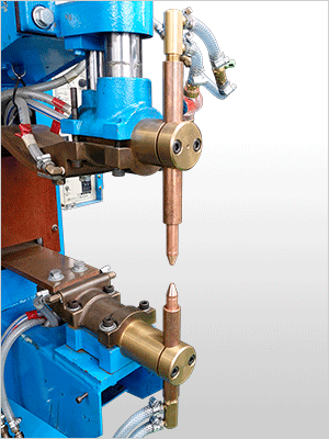 溶接機にストレートホルダーを上下に取付けている